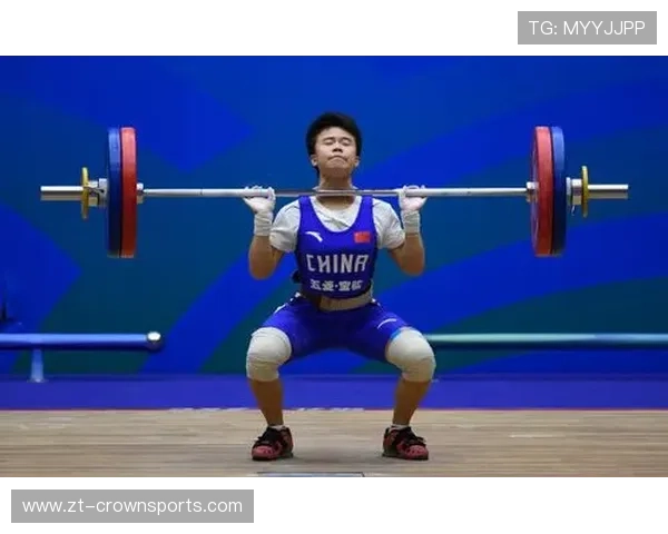 侯志慧训练完顺手拎起杠铃当买菜篮子